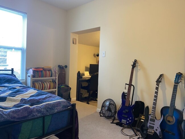 Building Photo - 4 Bedroom Duplex. Close to Campus and Down...