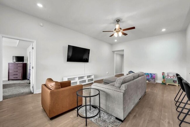 Building Photo - 441 Pomeroy Dr