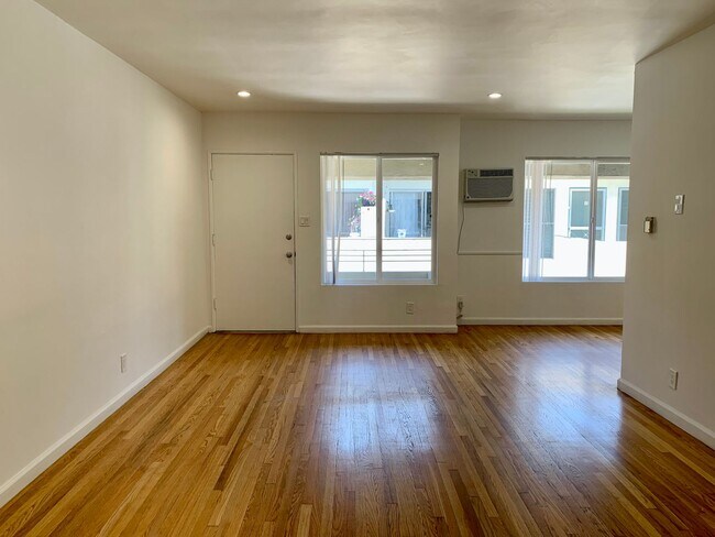 Building Photo - 3345 Mentone Ave