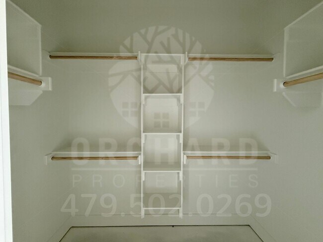 Building Photo - 2007 E Brookview Dr