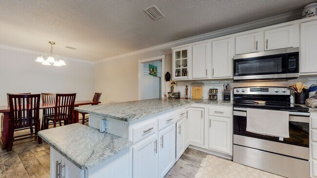 Building Photo - Charming Updated Home in Bluewater Bay – N...