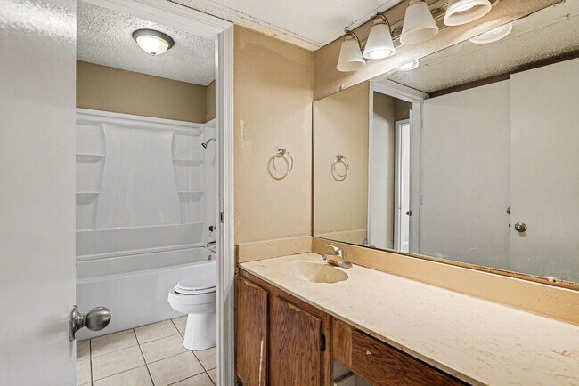 Building Photo - Charming 3-1-1 in S Dallas
