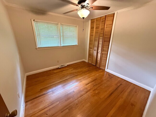 Building Photo - 2703 Lakeridge Cir NW
