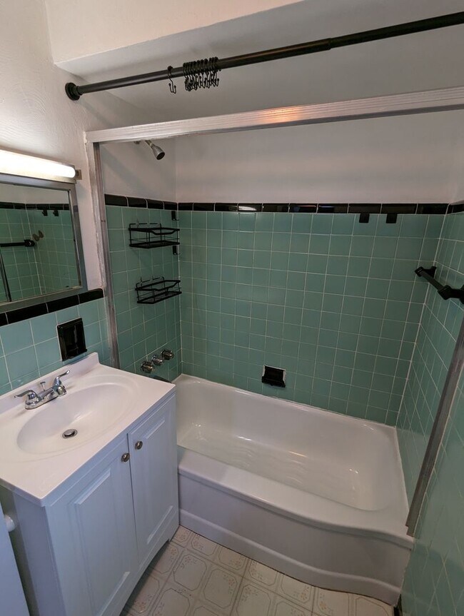 Building Photo - 2 Bed 1 Bath Single Family Home (Perry North)