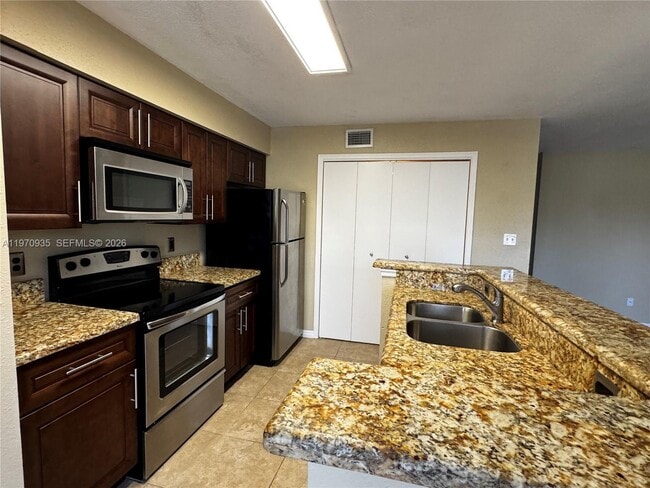 Building Photo - 977 Riverside Dr