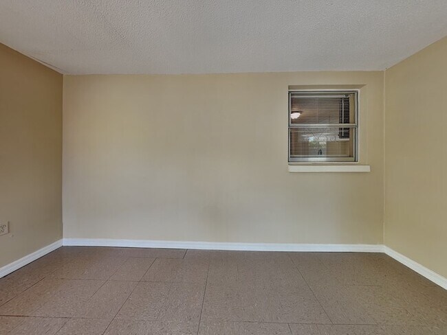 Building Photo - 10632 Laburnum Dr