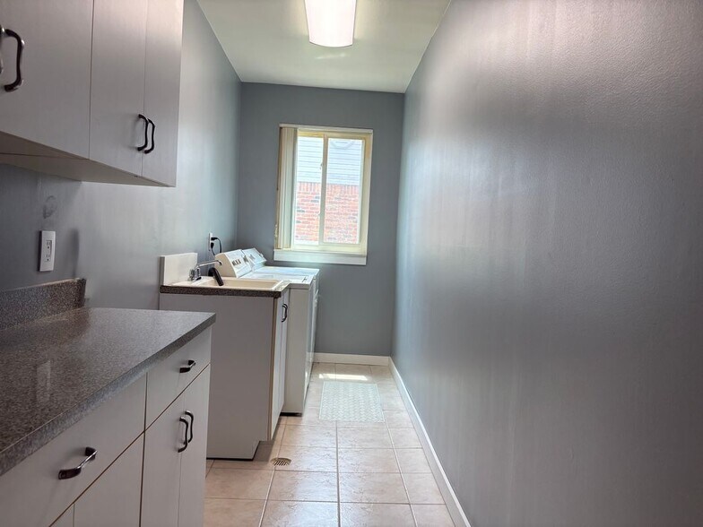 Building Photo - 3550 Kings Point Dr