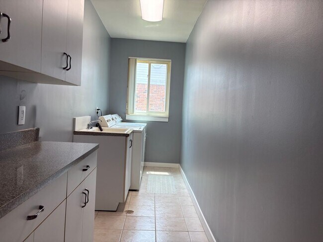 Building Photo - 3550 Kings Point Dr