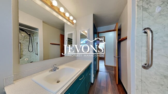 Building Photo - 223 S 79th St