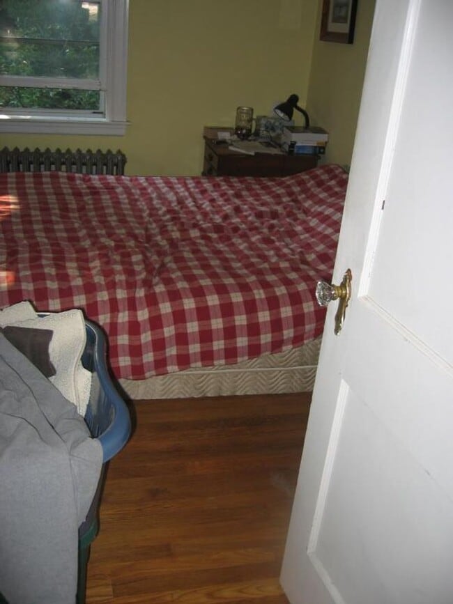 Building Photo - Pes Friendly, Large Unit, Laundry on a Site, Parking for Rent