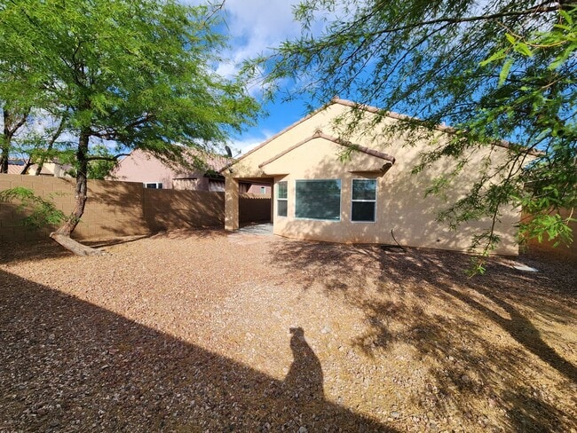 Building Photo - Spacious 3Bed/2Bath/2Car home nestled in the desirable Anthem Highlands Community- $500 Off Move ...