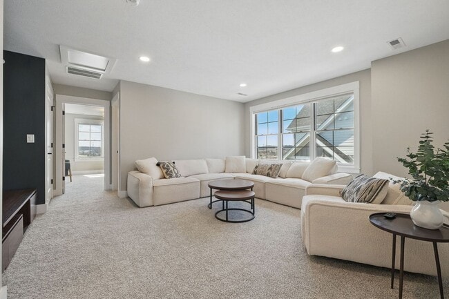 Building Photo - Luxurious, Fully Furnished Townhome       ...