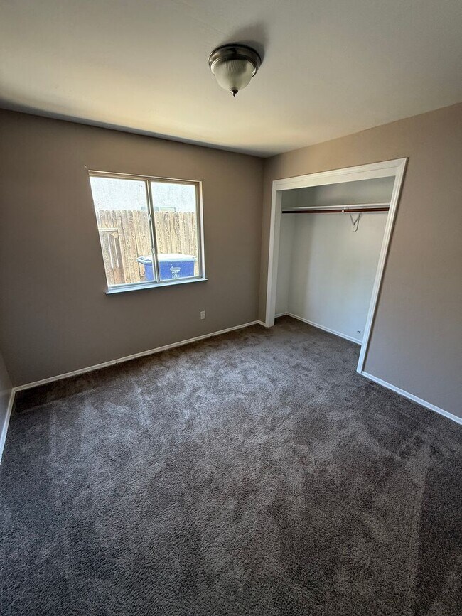 Building Photo - Spacious 4-Bedroom Home in Riverlakes Comm...