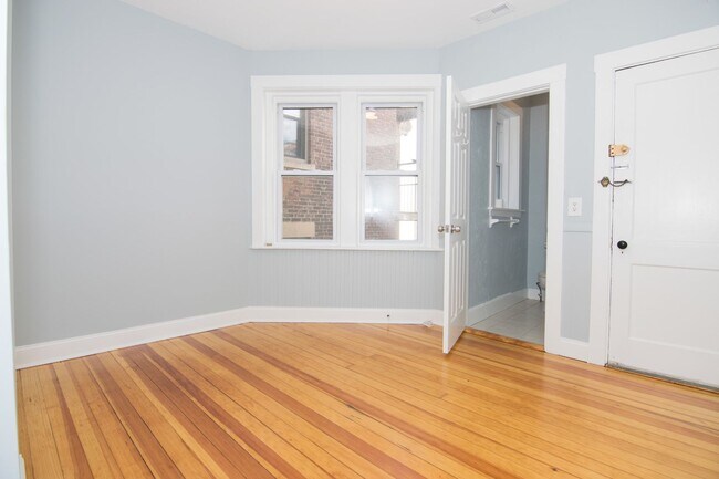 Building Photo - 9/1 Spacious, sunny 4BR/1.5BA with AC, balcony near Green Line!