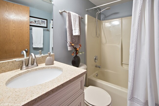 Building Photo - 616 E 5th Ave