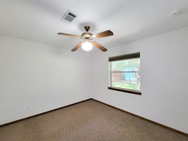 Building Photo - 10282 Valley Dr S