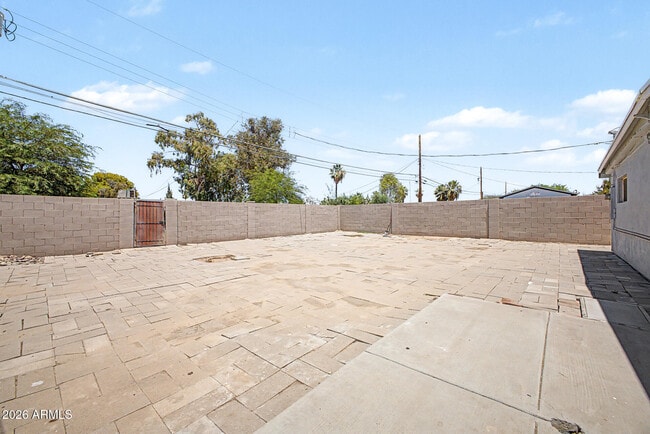 Building Photo - 2038 E Lemon St