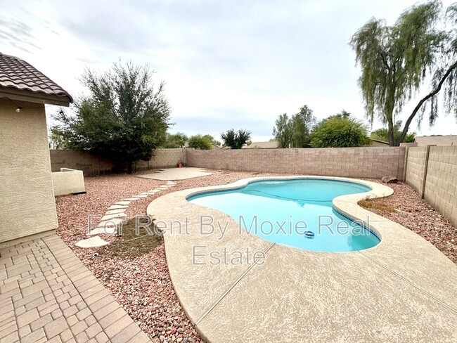 Building Photo - 43385 W Chisholm Dr