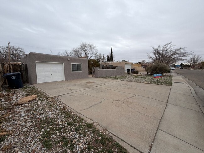 Building Photo - 3 Bedroom Single Story Home Available Near Constitution Ave NE & San Pedro Dr NE!