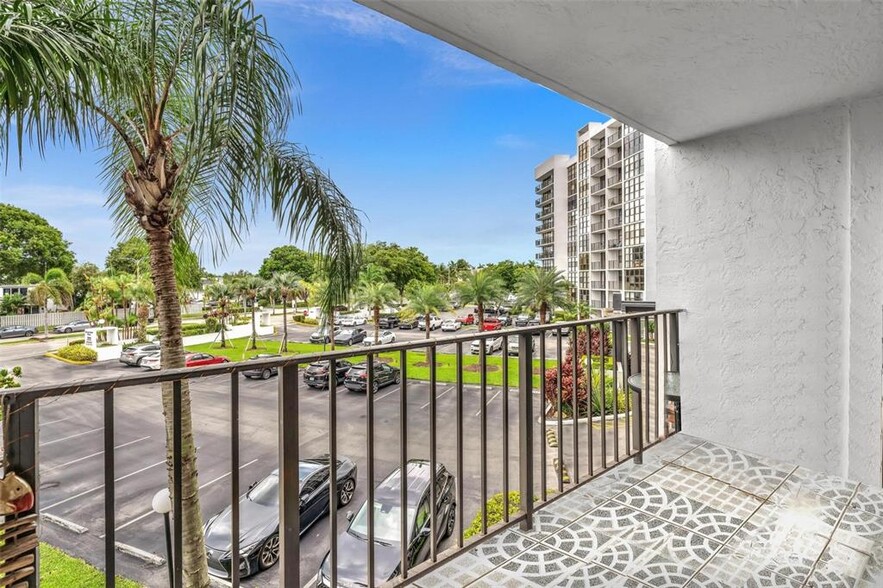 Building Photo - 1000 Parkview Dr