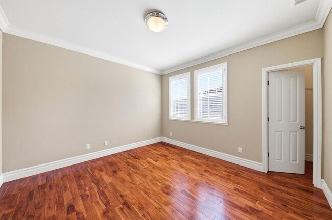 Building Photo - 200 Live Oak Way