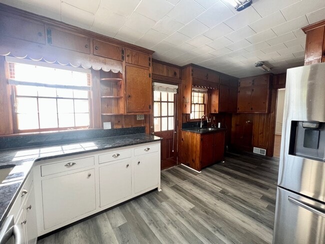 Building Photo - Three to Four bedroom, 2.5 bath Colonial in Graham