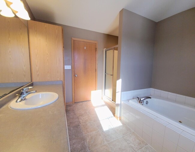 Building Photo - 1805 Deer Path