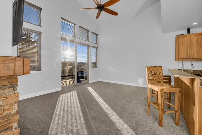 Building Photo - Top Floor Crestview Condo