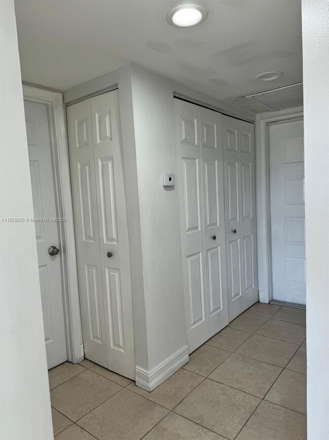 Building Photo - 9919 Twin Lakes Dr