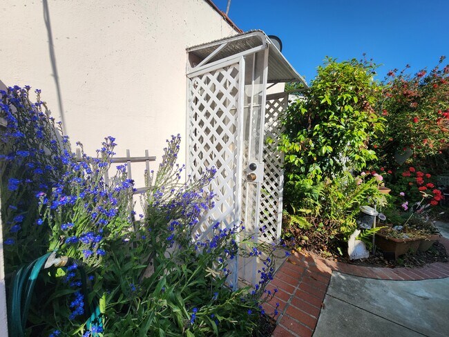 Building Photo - 3700 Vantage Ave