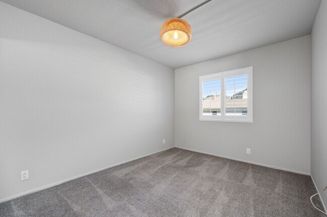 Building Photo - Well Maintained 3 Bedroom Condo in Gated R...