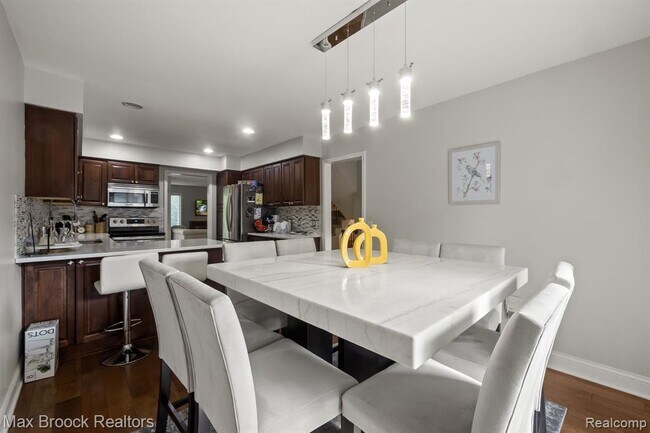 Building Photo - 1125 Meadowglen Ct
