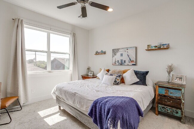 Building Photo - New Modern Townhome Just Steps Off TCU Cam...
