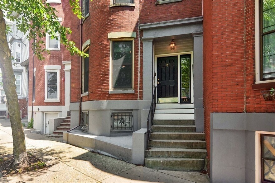 Building Photo - 385 Meridian St