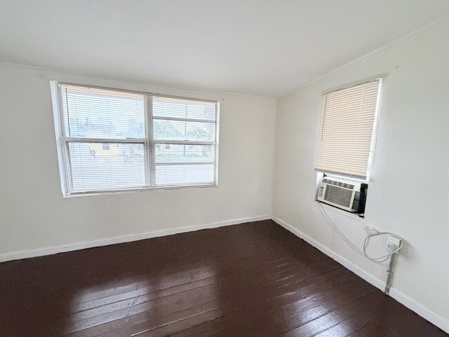 Building Photo - 4341 Pinewood Ave