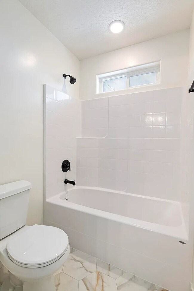 Building Photo - Charming Cedar City 3 Bedroom Townhome!