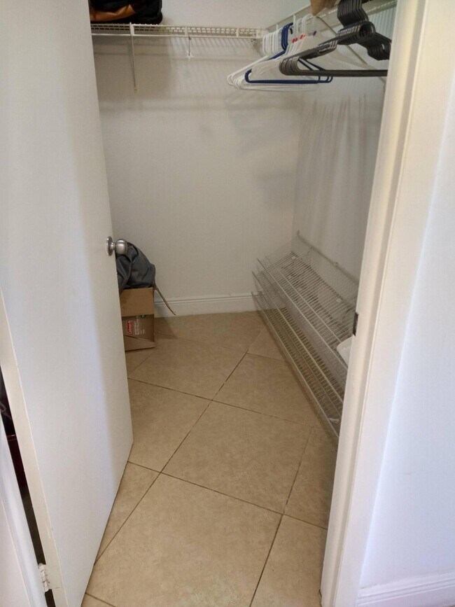 Building Photo - 720 Bayshore Dr