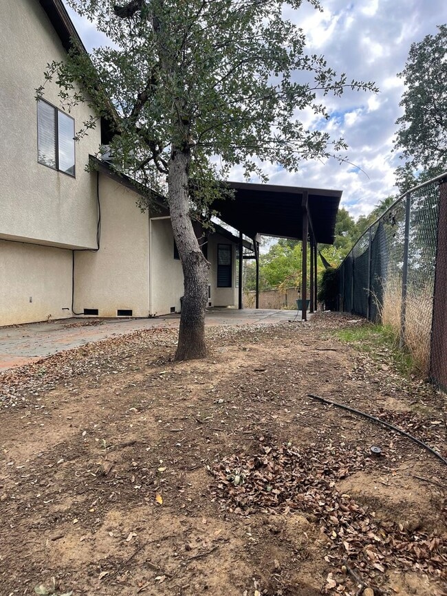 Building Photo - COUNTRY OAKS SUBDIVSION LARGE 3 BED 2 BATH...