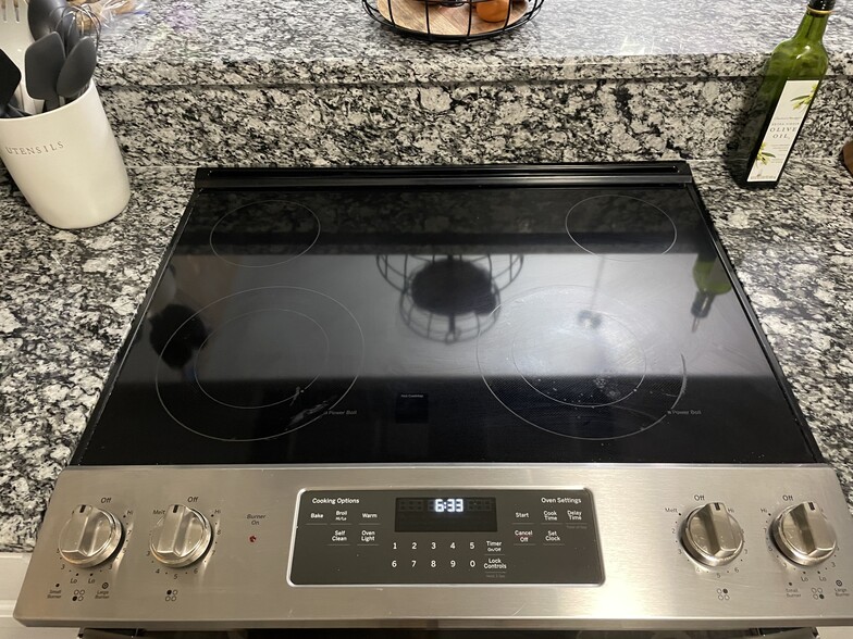 Glass cooktop stove and self-cleaning oven - 1307 Bagby Ave