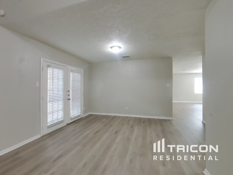 Building Photo - 7022 Sandy Knolls Dr
