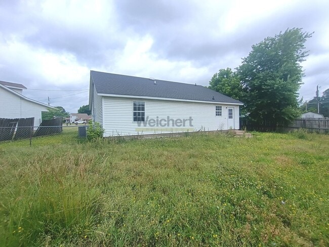 Building Photo - 3bed/2bath house with fenced backyard