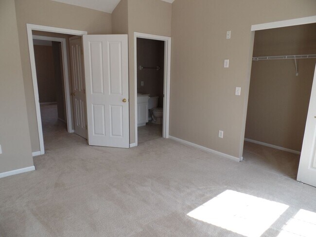 Building Photo - 723 Lazelle Rd