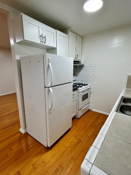 Building Photo - 1737 N Sycamore Ave