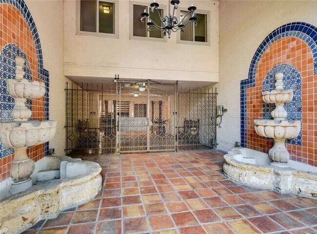 Building Photo - 505 W 7th St