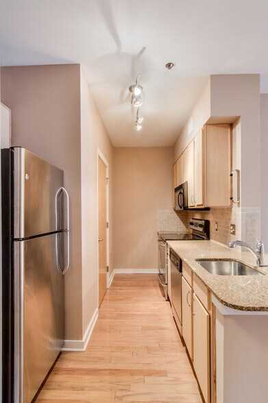 Building Photo - 1803 Broadway