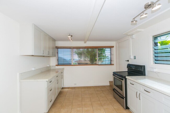 Building Photo - Lulani Ocean (Kaneohe) Single family home:...
