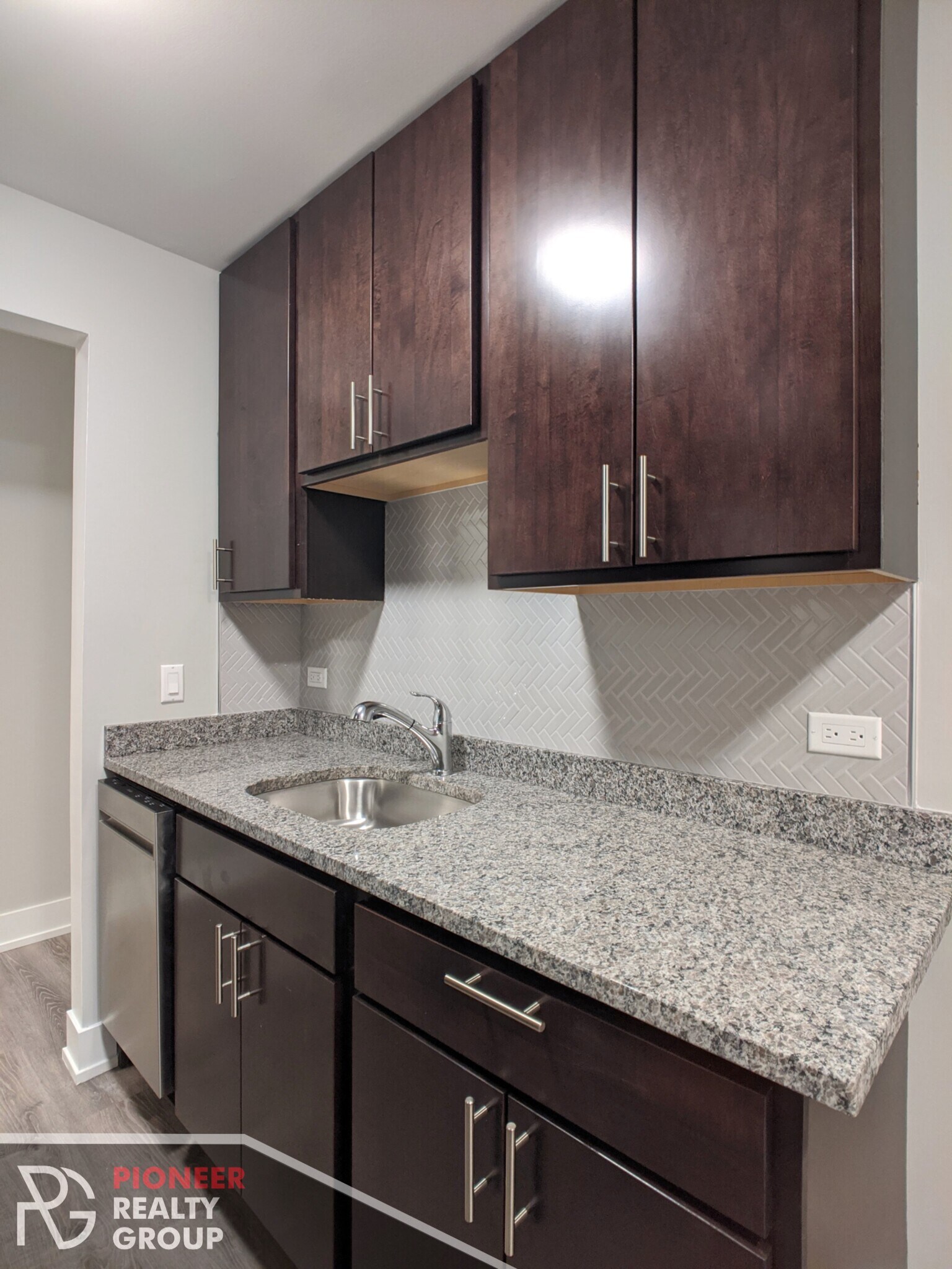 Building Photo - 542 W Surf St