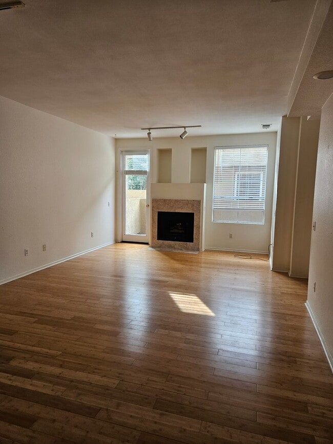 Building Photo - MOVE IN SPECIAL Light and Bright North Par...