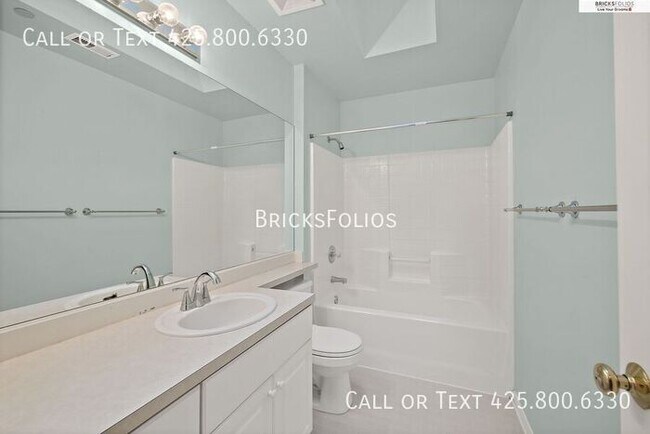 Building Photo - Your Dream Condo in Bothell: Designer Details and Tranquil Views!