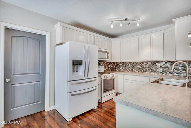 Building Photo - 9208 Shaver Dr